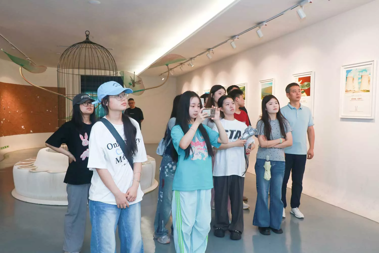 陕西科技大学师生一行1.webp