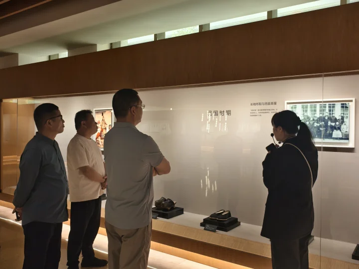 河南睢县政协副主席、工信局局长一行莅临鞋文化博物馆参观.png